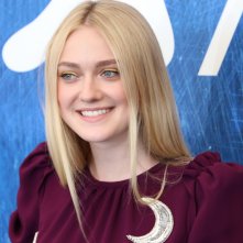 Venezia 2016: Dakota Fanning sorridente al photocall di Brimstone