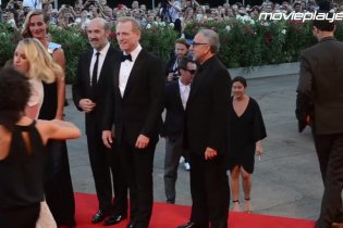 Venezia 2016: Jude Law e Paolo Sorrentino sul red carpet di The Young Pope