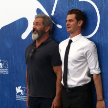 Venezia 2016: Andrew Garfield e Mel Gibson scherzano al photocall di Hacksaw Ridge