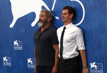 Venezia 2016: Andrew Garfield e Mel Gibson scherzano al photocall di Hacksaw Ridge