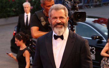 venezia 2016: Mel Gibson sorridente sul red carpet di Hacksaw Ridge