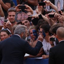 venezia 2016: Mel Gibson scherza con una fan sul red carpet di Hacksaw Ridge