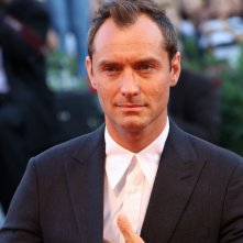Venezia 2016: uno scatto di Jude Law sul red carpet di The Young Pope