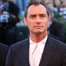 Venezia 2016: Jude LAw sul red carpet di The Young Pope