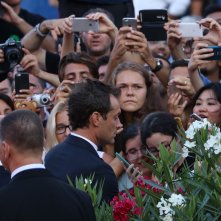 Venezia 2016: Jude Law mentre firma autografi sul red carpet di The Young Pope