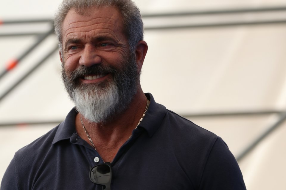 Venezia 2016: Mel Gibson sorride al photocall di Hacksaw Ridge