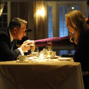 Antohny Lapaglia e Joan Allen in una scena di The Good Marriage