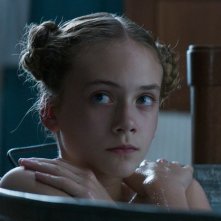 Brimstone: Emilia Jones in una scena del film