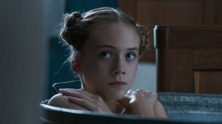 Brimstone: Emilia Jones in una scena del film
