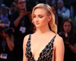 Sophie Turner e Claudio Santamaria, fascino sul red carpet di Venezia