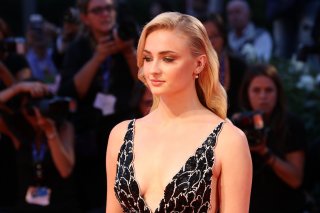 Venezia 2016: Sophie Turner sul red carpet del premio Persol