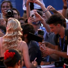 Venezia 2016: Sophie Turner firma autografi sul red carpet del premio Persol