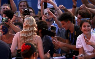 Venezia 2016: Sophie Turner firma autografi sul red carpet del premio Persol