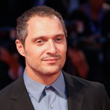 Venezia 2016: un primo piano di Claudio Santamaria sul red carpet del premio Persol