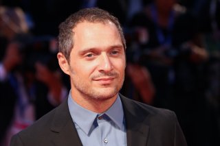 Venezia 2016: un primo piano di Claudio Santamaria sul red carpet del premio Persol