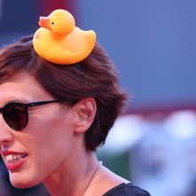 Venezia 2016: un ospite in tema con il logo del film sul red carpet di Piuma