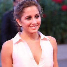 Venezia 2016: Blu Yoshimi sorride sul red carpet di Piuma