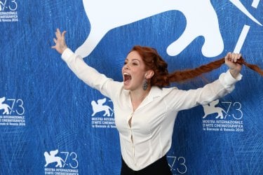 Venezia 2016: Camilla Diana scherza al photocall di Tommaso