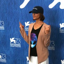 Venezia 2016: Ana Lily Amirpour al photocall di The Bad Batch
