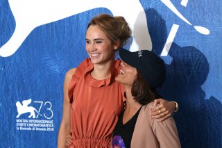 Venezia 2016: Ana Lily Amirpour, Suki Waterhouse al photocall di The Bad Batch