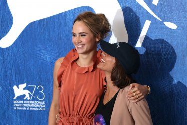 Venezia 2016: Ana Lily Amirpour, Suki Waterhouse al photocall di The Bad Batch