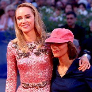 Venezia 2016: Ana Lily Amirpour, Suki Waterhouse sul red carpet di The Bad Batch