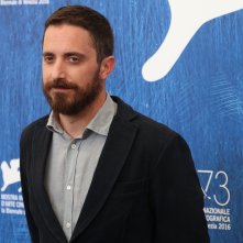 Venezia 2016: uno scatto di Pablo Larraín al photocall di Jackie