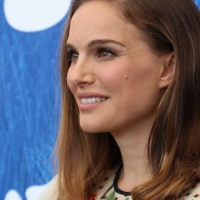 Venezia 2016: un primo piano di Natalie Portman al photocall di Jackie