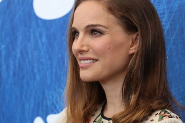 Venezia 2016: un primo piano di Natalie Portman al photocall di Jackie