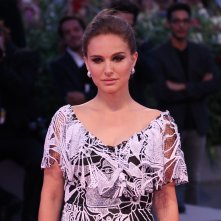Venezia 2016: Natlaie Portman in uno scatto sul red carpet di Jackie