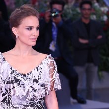 Venezia 2016: uno scatto di Natalie Portman sul red carpet di Jackie