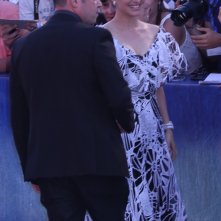 Venezia 2016: Natalie Portman vicino ai fan sul red carpet di Jackie