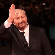 Venezia 2016: Giuseppe Piccioni saluta i fotografi sul red carpet di Questi giorni