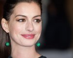 Anne Hathaway nel monster movie Colossal: la prima foto del film