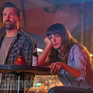 Anne Hathaway e Jason Sudeikis in Colossal