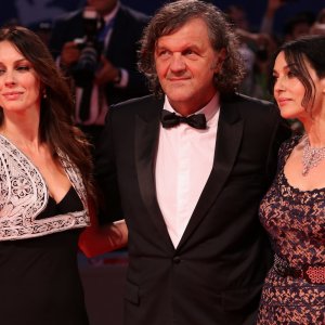 Venezia 2016:Emir Kusturica, Monica Bellucci, Sloboda Mićalović sul tappeto rosso di Sulla via lattea
