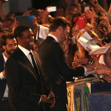 Venezia 2016: Chris Pratt firma autografi sul red carpet de I magnigici 7