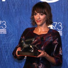 Venezia 2016: Ana Lily Amirpour al photocall dei premiati