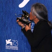 Venezia 2016: Lav Diaz Bacia il leone d'oro al photocall dei premiati