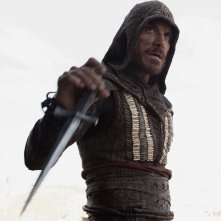 Assassin's Creed: Michael Fassbender impugna un'arma