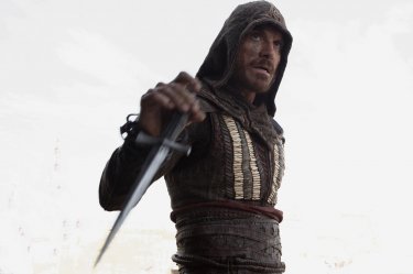 Assassin's Creed: Michael Fassbender impugna un'arma