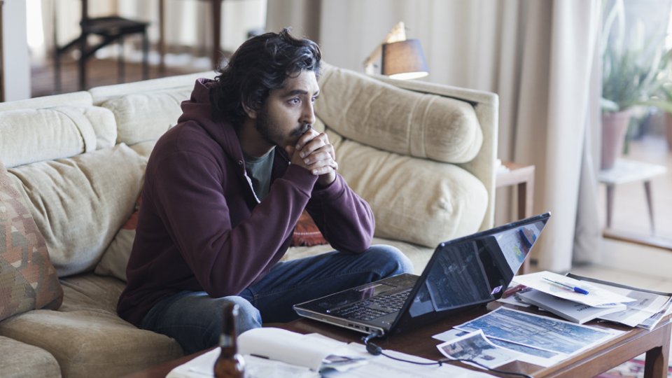 Lion: una scena con Dev Patel