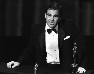 Oliver Stone durante il suo discorso dopo aver ricevuto l'Oscar