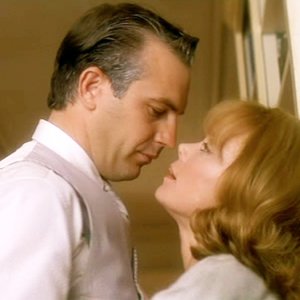 JFK - Un caso ancora aperto: Kevin Costner e Sissy Spacek in una scena del film