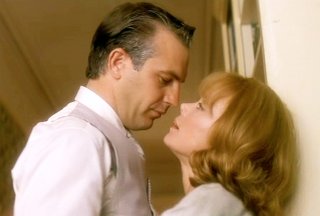 JFK - Un caso ancora aperto: Kevin Costner e Sissy Spacek in una scena del film