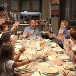 Lino Banfi (al centro) in Un medico in famiglia 10