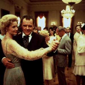 Gli intrighi del potere - Nixon: Anthony Hopkins e Joan Allen in una scena del film
