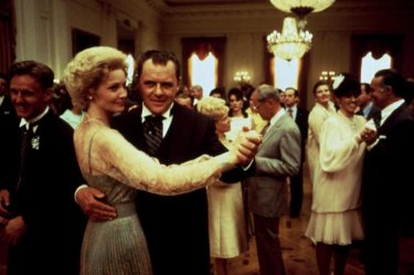 Gli intrighi del potere - Nixon: Anthony Hopkins e Joan Allen in una scena del film