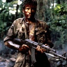 Platoon: Charlie Sheen in una scena del film
