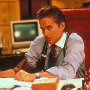 Wall Street: Michael Douglas in una scena del film
